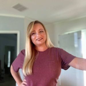 Meet your Posher, Lora